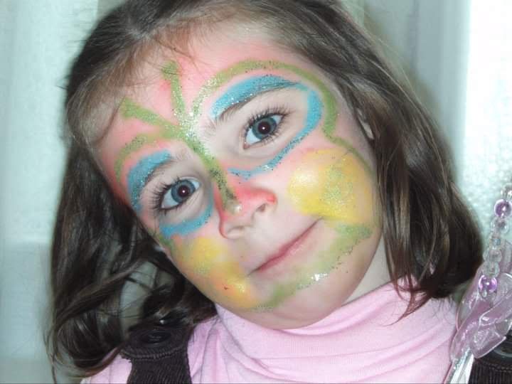 Lucia de pequeña con la cara pintada de mariposa