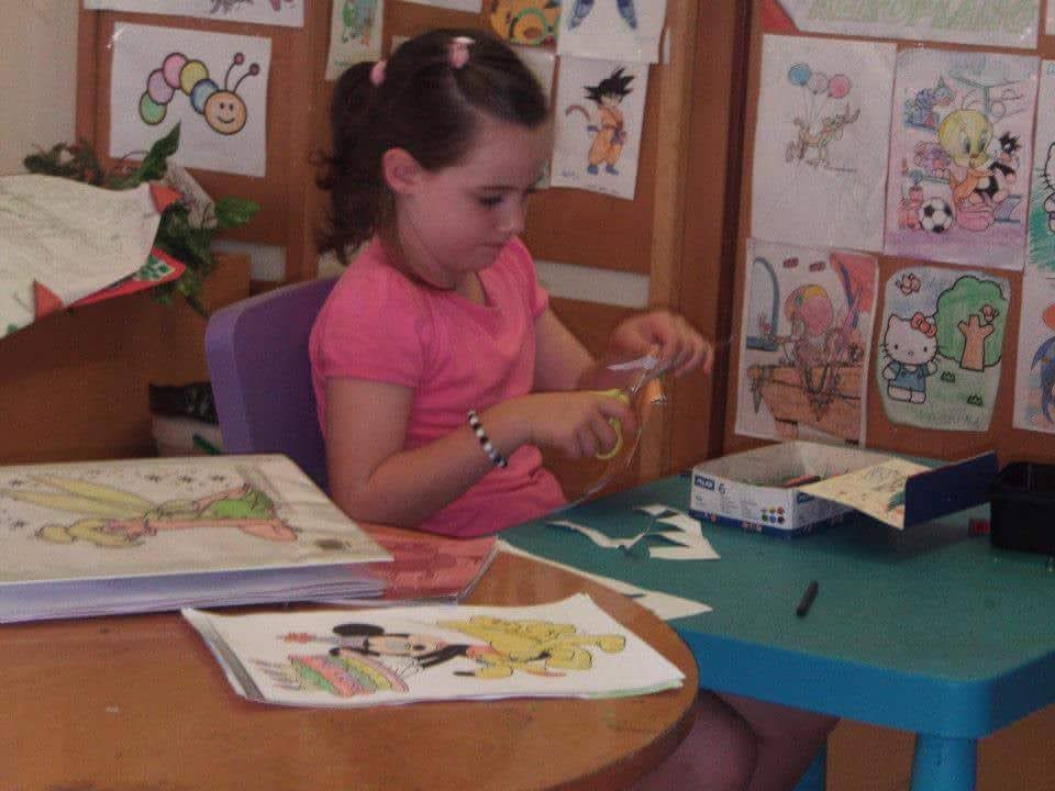 Lucia de pequeña recortando papel